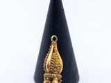 une image représentant un pendentif plaqué or suspendu à un cône noir