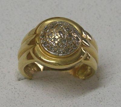 une image représentant une bague en or sertie d'un diamant blanc