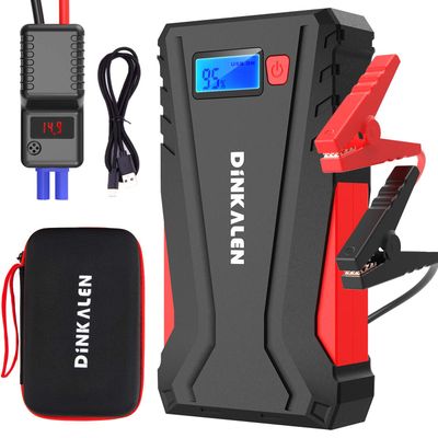 un gros plan sur un chargeur de batterie de secours pour voiture doté d'un écran numérique