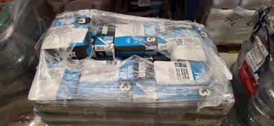une pile de cartons contenant de l'eau et d'autres articles dans un magasin