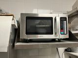 un micro-ondes posé sur une étagère dans une cuisine