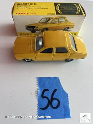une petite voiture jaune posée à côté d'une étiquette bleue