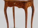une vieille table en bois surmontée d'un tiroir