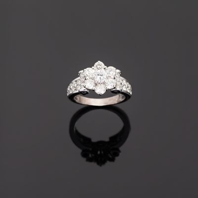 KORLOFF. Bague en or gris 750°°° (tête d'aigle), centrée d'u…