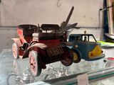 une petite voiture et un petit camion sur une table en verre