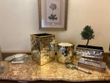 une table en marbre sur laquelle sont posés un vase doré et d'autres objets