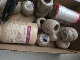 de nombreuses bobines de fil et des ciseaux dans une boîte