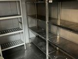 une étagère en métal au milieu d'une cuisine