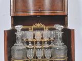 une armoire en bois contenant tout un tas de verres