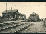 une vieille photo d'un train qui arrive sur les rails
