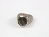 Gros plan sur une bague contenant une pierre