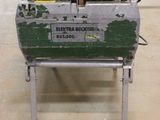 une machine posée sur une table dans une pièce