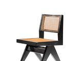une chaise noire avec une assise en osier et une assise en bois