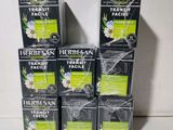 quatre boîtes de thé Herbsan sont empilées les unes sur les autres