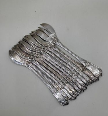 a lot of spoons that are sitting on a table
