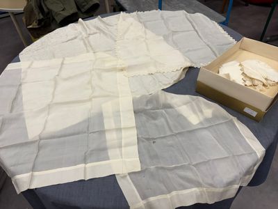 Lot de 4 foulards en soie crème dont deux brodés divers peti…