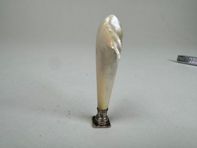 Sceau à cacheter en nacre, la matrice en argent vierge. - Photo 1