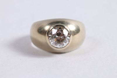 gros plan d'une bague en or avec un diamant au centre
