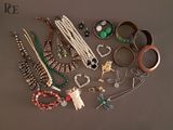 beaucoup de bijoux posés sur la table