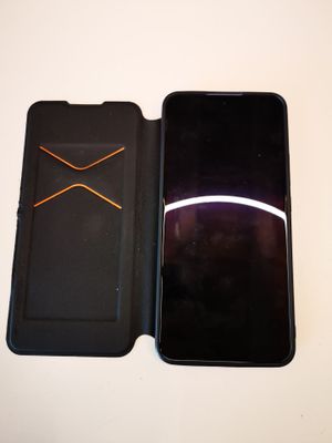 un téléphone portable posé sur une table, écran ouvert