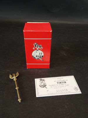 une boîte rouge avec une clé et une carte posées sur une table