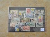 une photo d'une collection de timbres sur un mur
