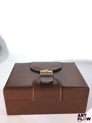 une boîte marron avec une poignée marron sur un fond blanc