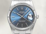Le cadran bleu d'une montre Rolex est mis en valeur sur un fond blanc.