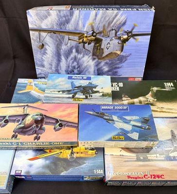de nombreux modèles réduits d'avions posés sur une table