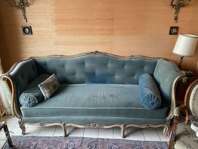 Un canapé en bois laqué blanc de style Louis XV et six siège… - Photo 1