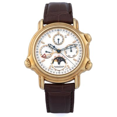 une image d'une montre en gros plan sur fond blanc
