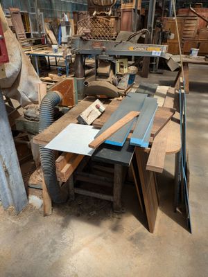 plusieurs pièces de bois sont empilées dans un entrepôt