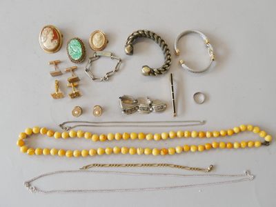 beaucoup de bijoux posés sur la table