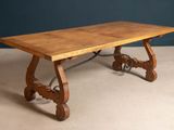 une image représentant une table en bois avec des pieds en métal et un plateau en bois