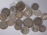 un lot de pièces de monnaie posées sur une table
