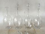 trois vases en verre transparent posés les uns à côté des autres sur une table