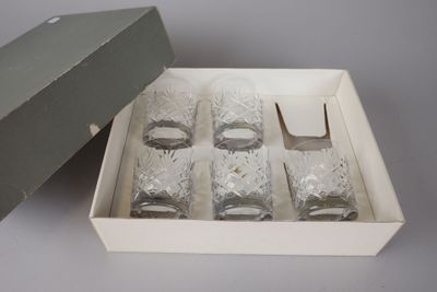 une boîte contenant six verres, posée sur une table