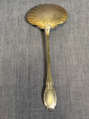 une cuillère en or dont le manche a la forme d'une feuille