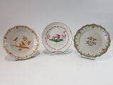 trois assiettes à motifs différents posées sur une surface blanche