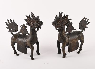 paire de figurines en bronze représentant un cerf et un cheval