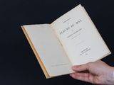 une personne tenant un livre ouvert à la main, sur fond noir