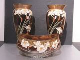 deux vases posés sur une table