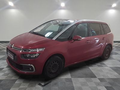 la citrole rouge est garee sur un carrelage en damier