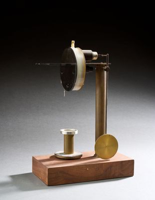 une image représentant une horloge posée sur un socle en bois