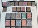 une vaste collection de timbres provenant du monde entier