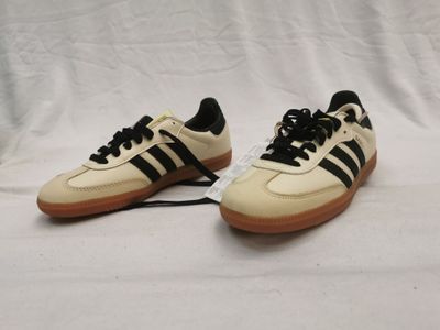 baskets Adidas vintage blanches et noires avec des semelles en caoutchouc