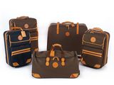 quatre bagages posés les uns à côté des autres sur une surface blanche