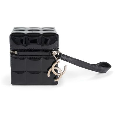 un sac à main noir auquel est accrochée une chaîne