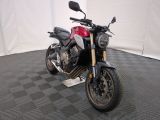 une moto garée sur un sol à damier noir et blanc