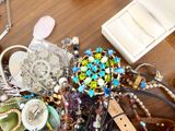 une table en bois sur laquelle sont posés tout un tas de bijoux